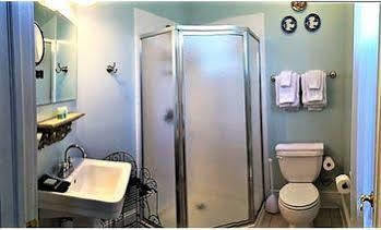 Rogues Harbor Inn Lansing Εξωτερικό φωτογραφία