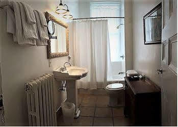 Rogues Harbor Inn Lansing Εξωτερικό φωτογραφία