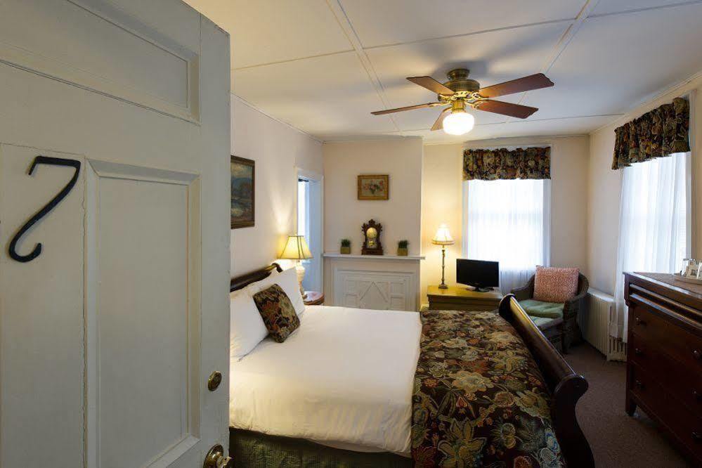 Rogues Harbor Inn Lansing Εξωτερικό φωτογραφία